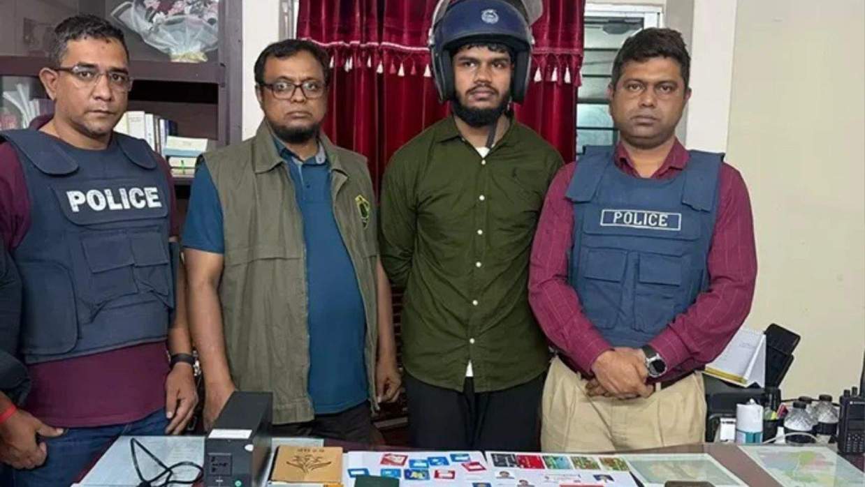সিটিটিসির হাতে গ্রেপ্তার বাংলাদেশ সেনাবাহিনীর চাকরিচ্যুত সদস্য মো. রাহেদ হোসেন মাহেদ