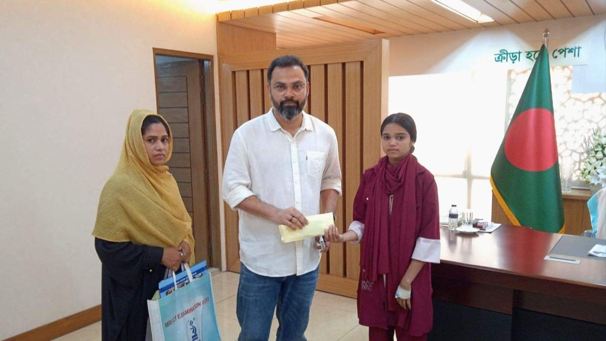 উন্নত চিকিৎসার ব্যয় বহনের জন্য মিথিলার পরিবারের হাতে নগদ আর্থিক সহায়তা তুলে দেন যুব ও ক্রীড়া প্রতিমন্ত্রী মোহাম্মদ আমিনুল হক