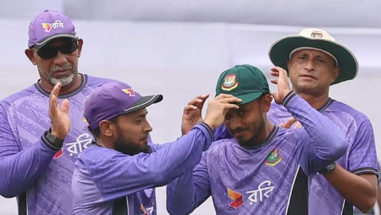 তানজিদকে টেস্ট ক্যাপ তুলে দেন অভিজ্ঞ ক্রিকেটার মুশফিকুর