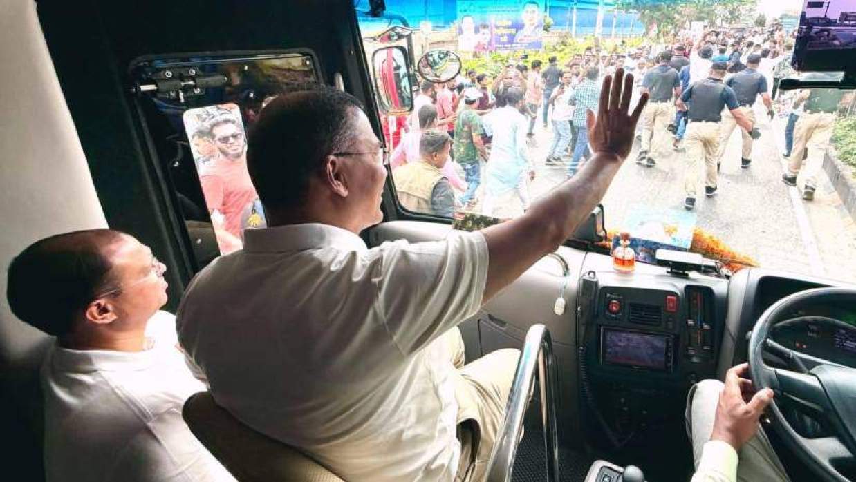 বাস থেকে হাত নেড়ে অভিবাদন জানাচ্ছেন প্রধানমন্ত্রী তারেক রহমান