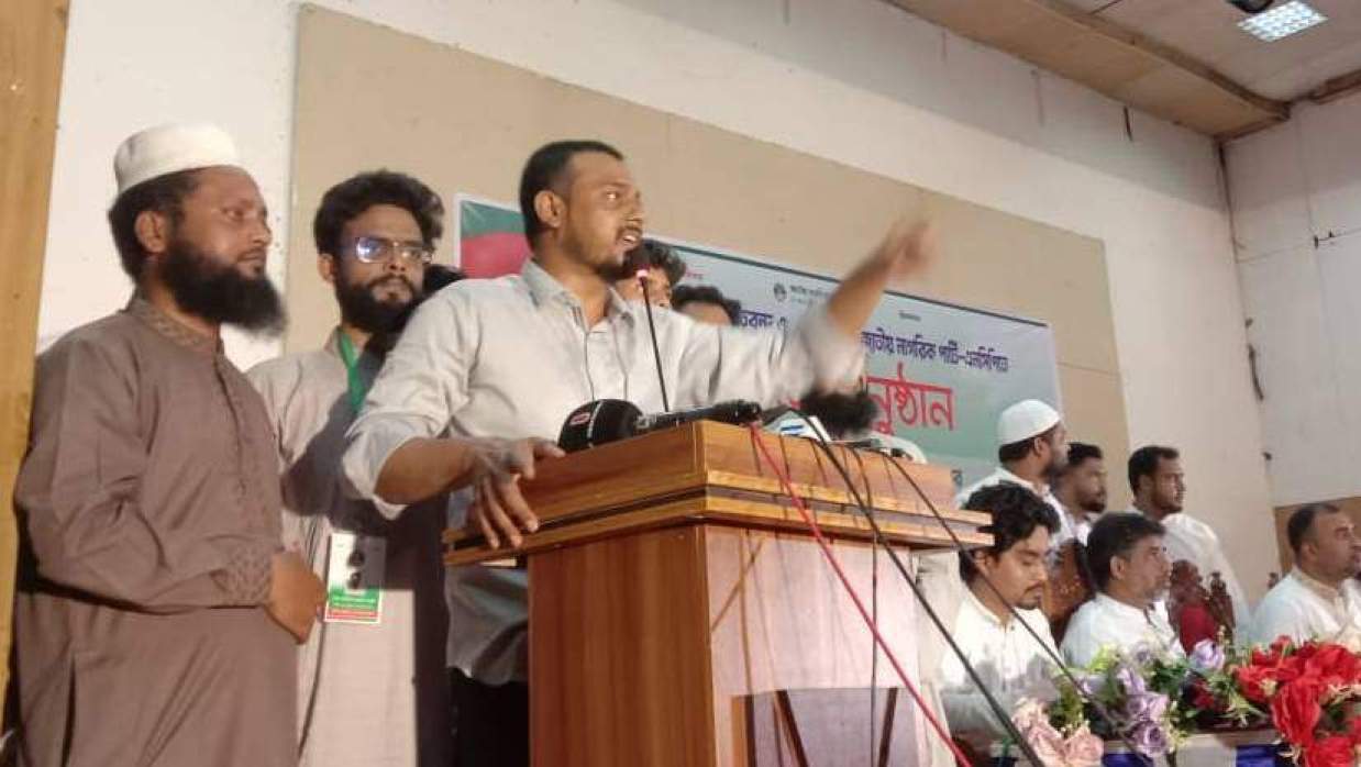 রাজশাহী জেলা পরিষদ মিলনায়তনে এনসিপি আয়োজিত অনুষ্ঠানে বক্তব্য দিচ্ছেন নাসীরুদ্দীন পাটওয়ারী