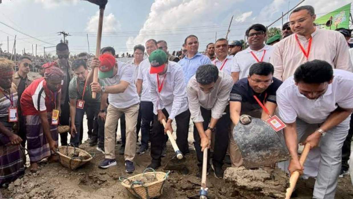 নিজ হাতে মাটি কেটে খোর্দ্দ খাল পুনঃখনন কাজের উদ্বোধন করেন প্রধানমন্ত্রী তারেক রহমান