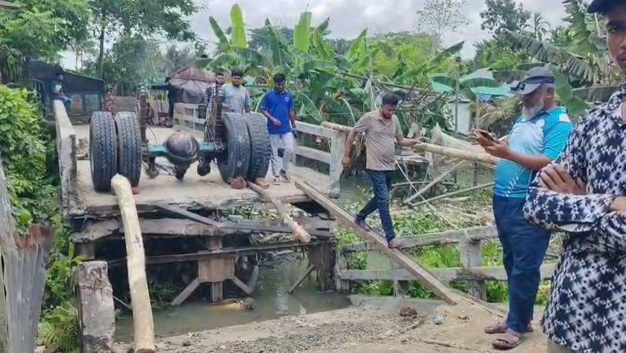 গার্ডার ব্রিজ ভেঙে যোগাযোগ বিচ্ছিন ১০ গ্রামের মানুষ