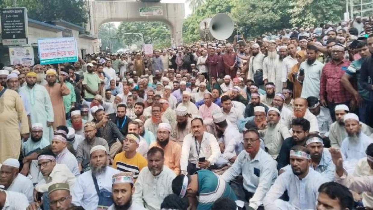 জাতীয়করণের দাবিতে প্রেস ক্লাবে আন্দোলন