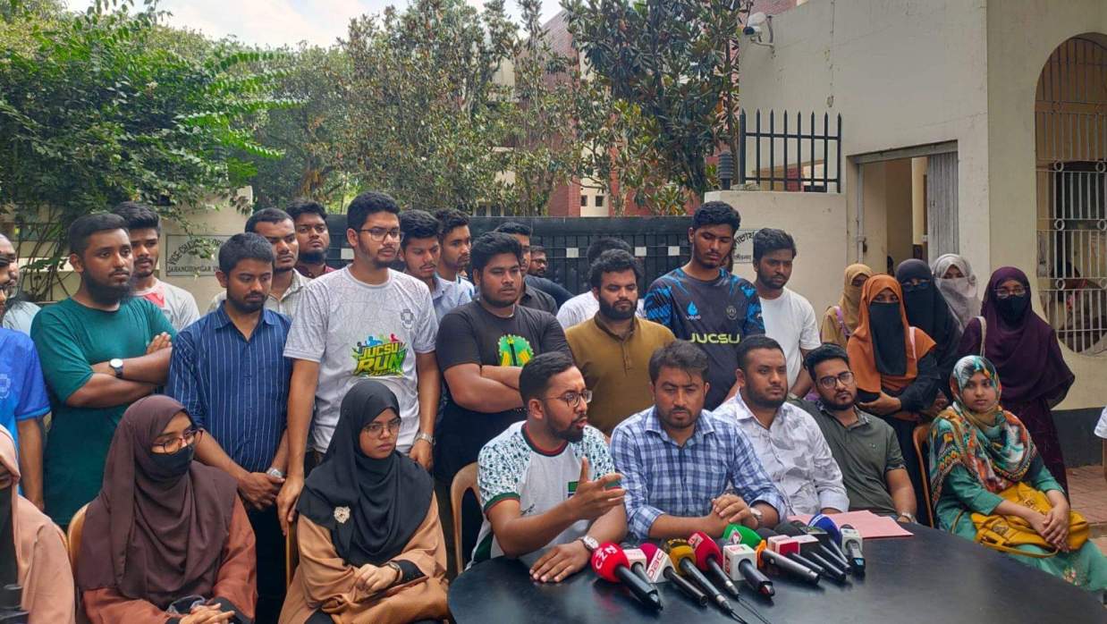 সংবাদ সম্মেলনে জাকসু নেতৃবৃন্দ