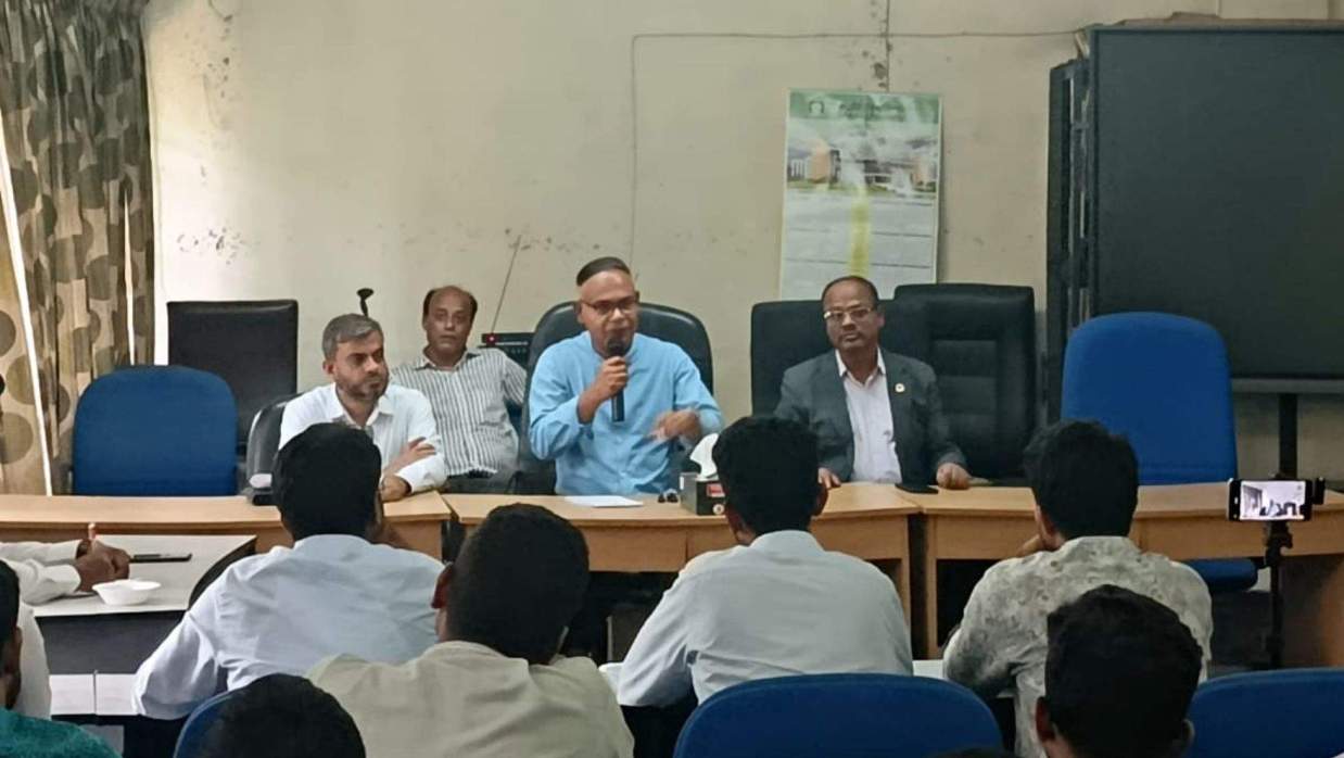 শিক্ষকদের সঙ্গে মতবিনিময় সভায় ইবির উপাচার্য অধ্যাপক ড. এ কে এম মতিনুর রহমান