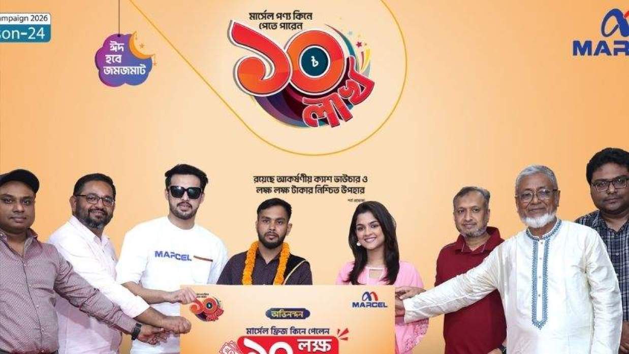 হাবিবুরের হাতে চেক তুলে দেন অভিনেত্রী সাদিয়া আয়মান