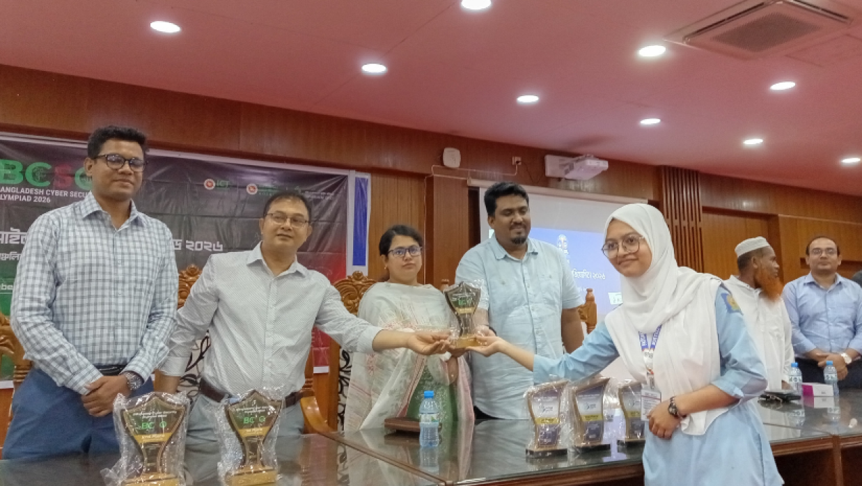 প্রতিযোগিতায় বিজয়ীদের মাঝে সনদপত্র, মেডেল ও ক্রেস্ট বিতরণ করা হয়
