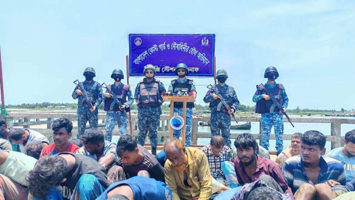 সিমেন্ট, ফিশিং বোটসহ আটক ব্যক্তিরা