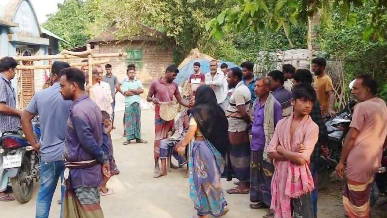 নিহত দম্পতির বাড়িতে স্থানীয় লোকজনের ভিড়