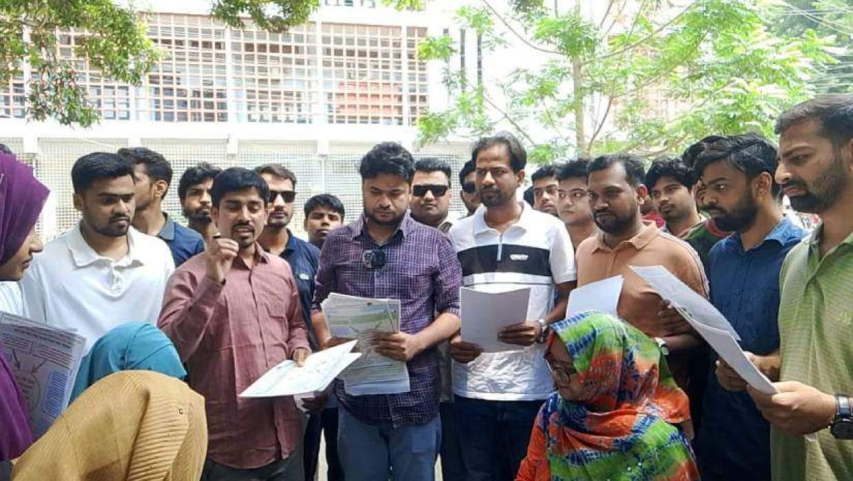 রাবি শাখা ছাত্রদলের নেতাকর্মীরা শিক্ষার্থীদের মধ্যে লিফলেট বিতরণ করেন