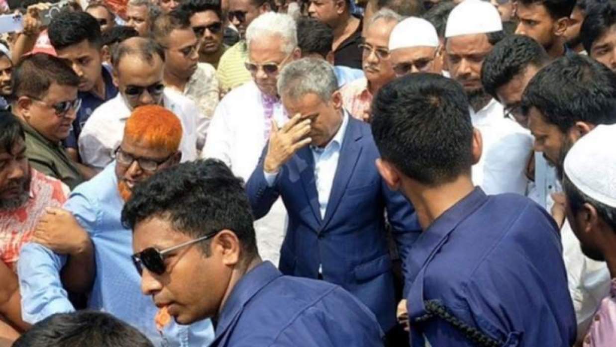 ফেরিঘাট এলাকায় ৪৫ মিনিট অবরুদ্ধ থাকেন সড়ক পরিবহন ও সেতুমন্ত্রী শেখ রবিউল আলম