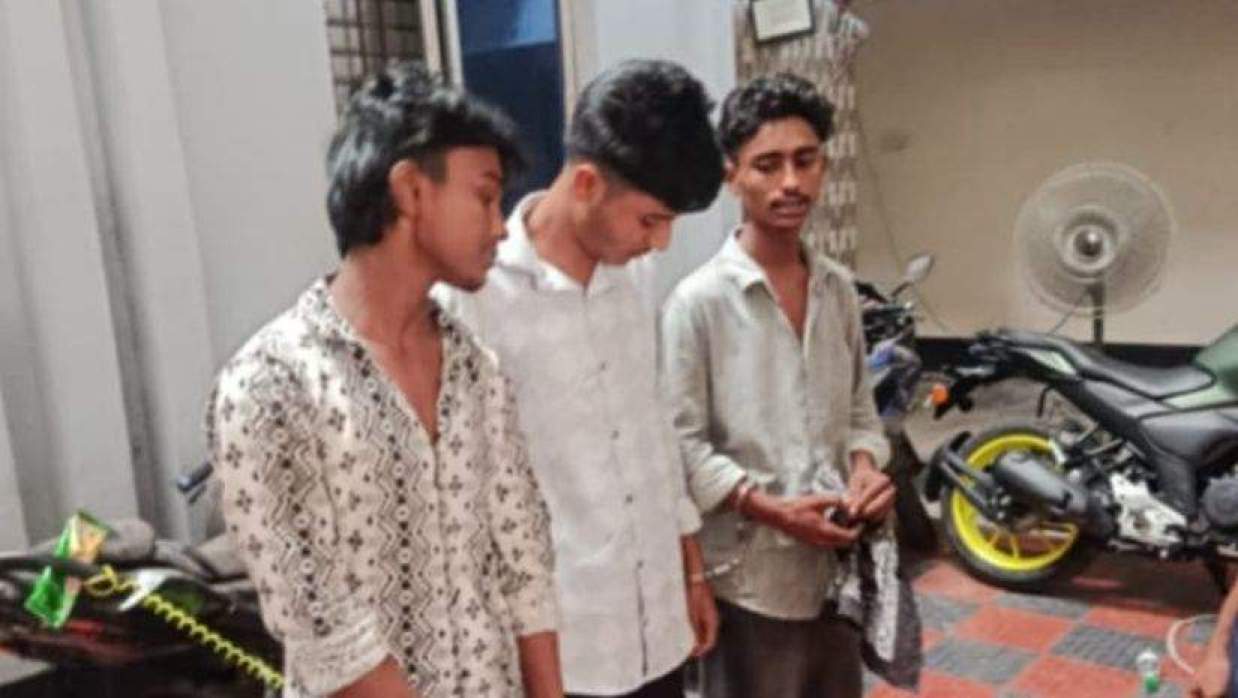 ঝটিকা মিছিল ও সরকারবিরোধী স্লোগান দেওয়ায় নিষিদ্ধ সংগঠনের দুই ছাত্রলীগ কর্মীকে গ্রেপ্তার করে পুলিশ