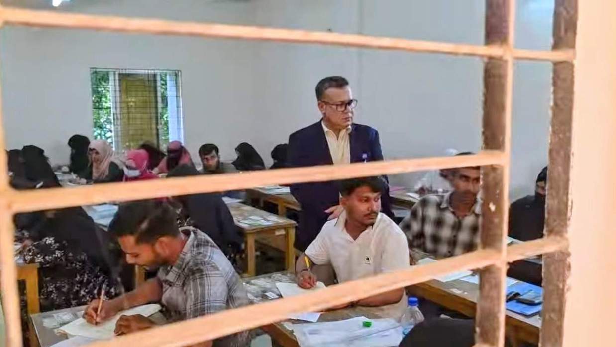 ফরিদপুরে পরীক্ষার কেন্দ্র পরিদর্শন করছেন জাতীয় বিশ্ববিদ্যালয়ের উপাচার্য অধ্যাপক ড. এ এস এম আমানুল্লাহ