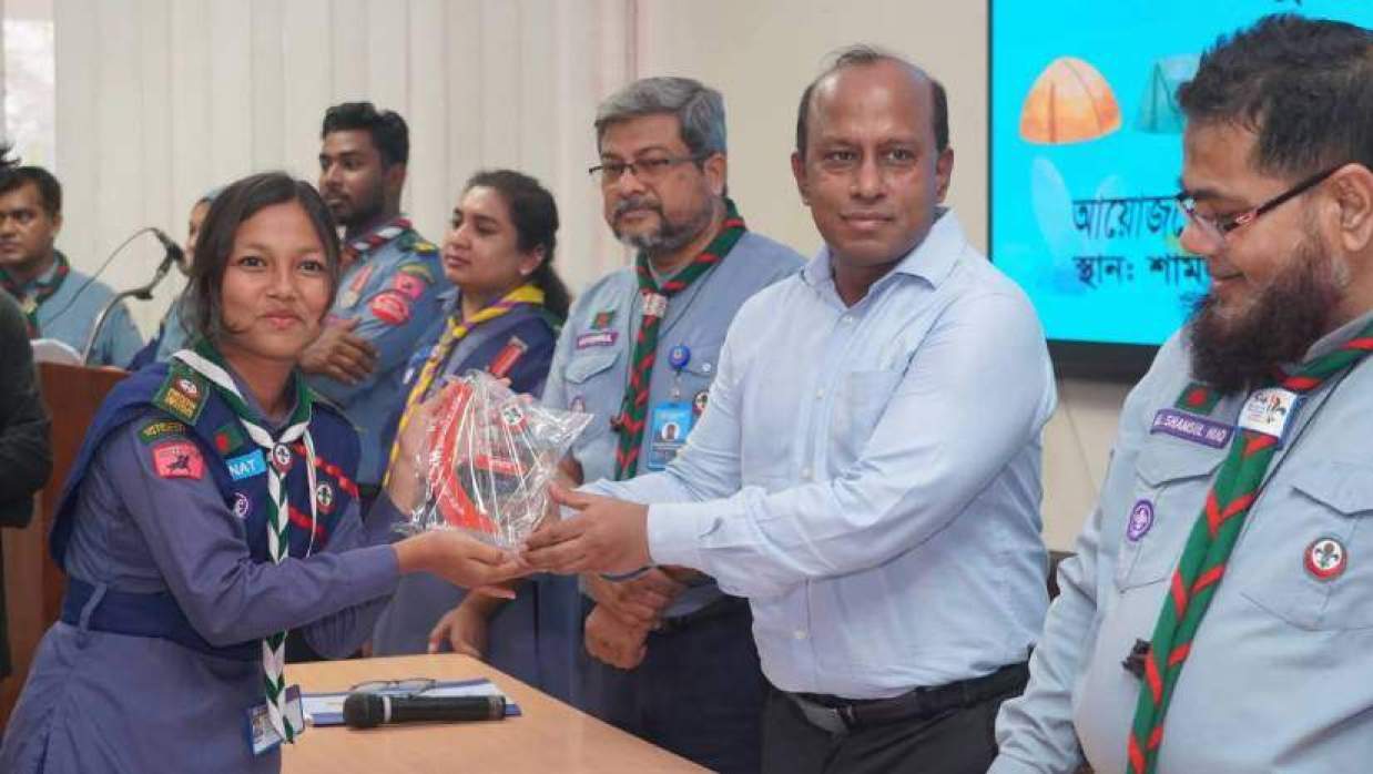 পুরস্কার গ্রহণ করছেন জান্নাত আলম