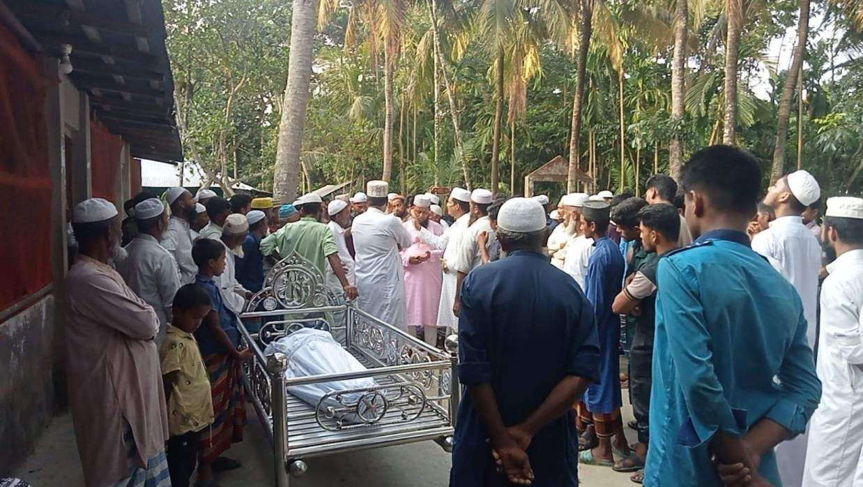 ভাইয়ের জানাজায় বাধা দিল বোনেরা