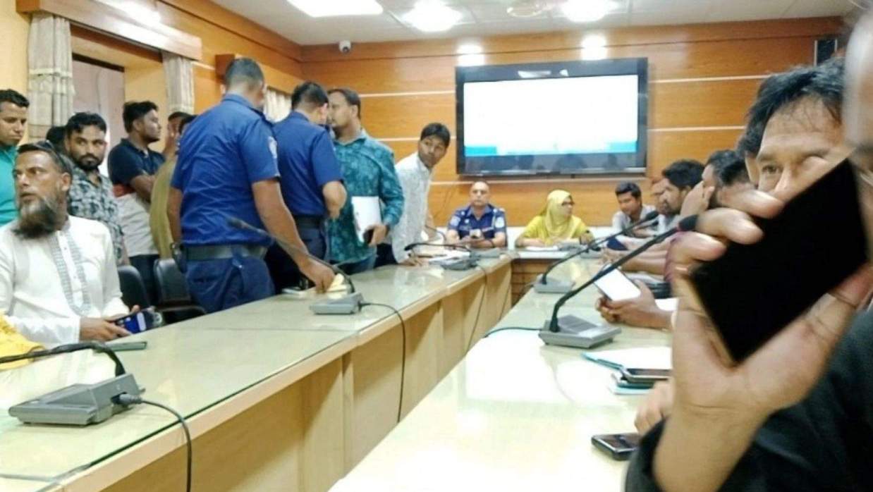 ইউএনওর রুমে বাকবিতণ্ডায় লিপ্ত বিএনপি-জামায়াত নেতারা 