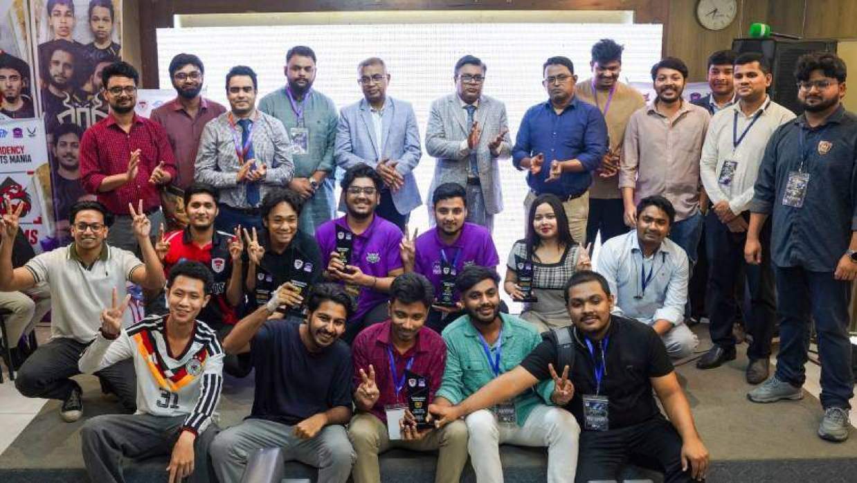 প্রতিযোগিতা শেষে বিজয়ী ও রানারআপ দলগুলোর হাতে সম্মাননা তুলে দেওয়া হয়