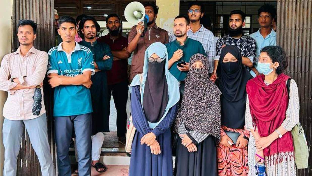 বিশ্ববিদ্যালয়ের প্রশাসনিক ভবনের সামনে শিক্ষার্থীদের মানববন্ধন