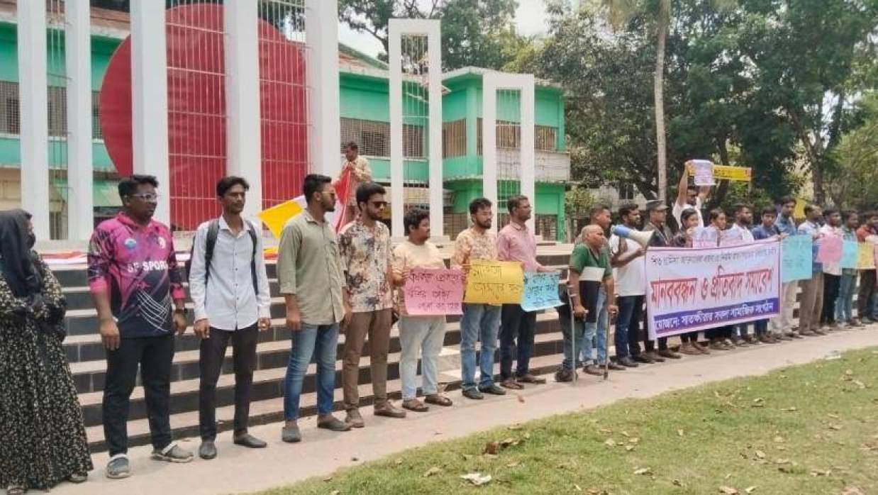সাতক্ষীরা কেন্দ্রীয় শহীদ মিনার প্রাঙ্গণে মানববন্ধনে অংশ নেন বিভিন্ন স্বেচ্ছাসেবী সংগঠনের সদস্য, শিক্ষার্থী, যুবক-যুবতী ও সর্বস্তরের মানুষ