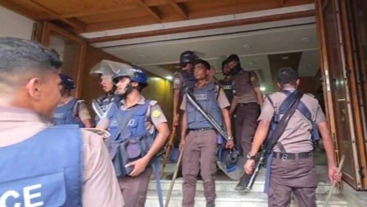 ব্রাইট স্কুলে বিক্ষোভ ঠেকাতে অ্যাকশনে পুলিশ
