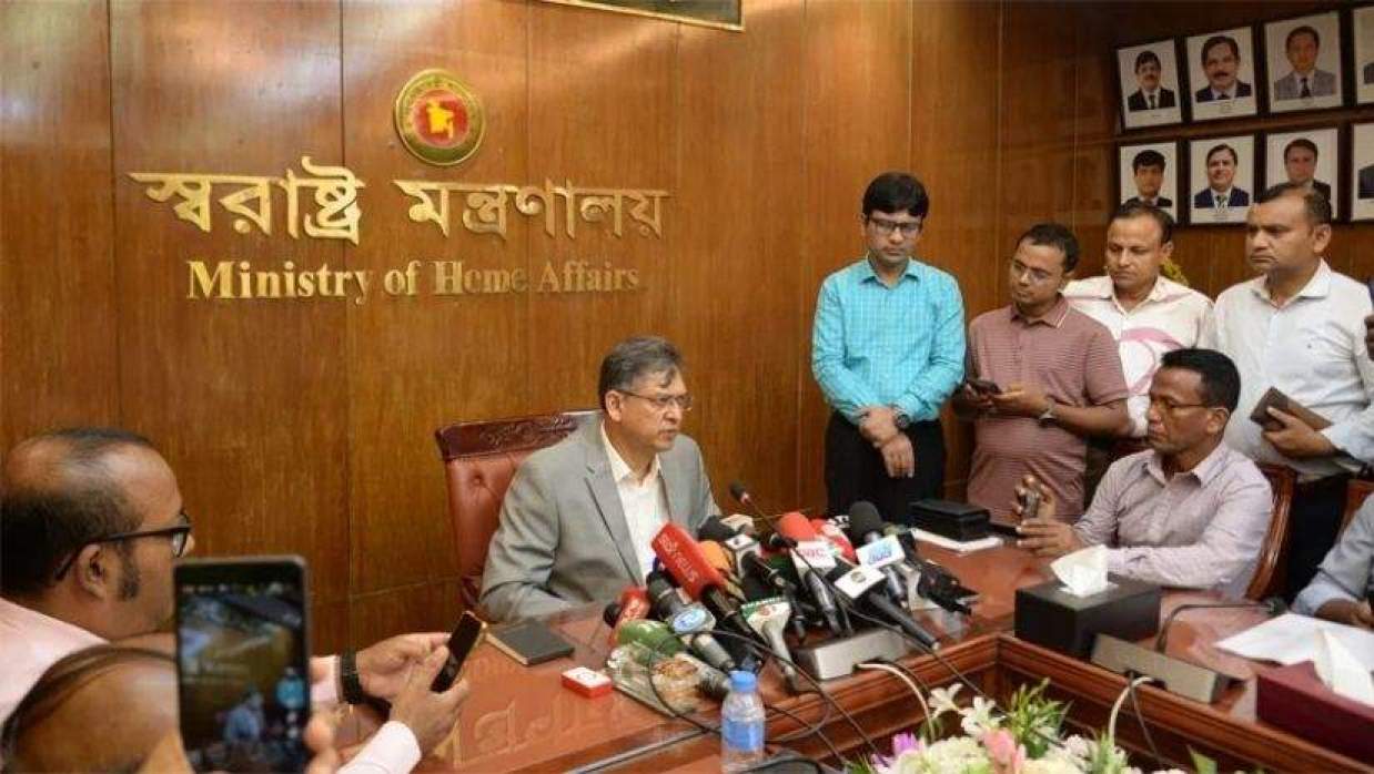 বক্তব্য রাখছেন স্বরাষ্ট্রমন্ত্রী