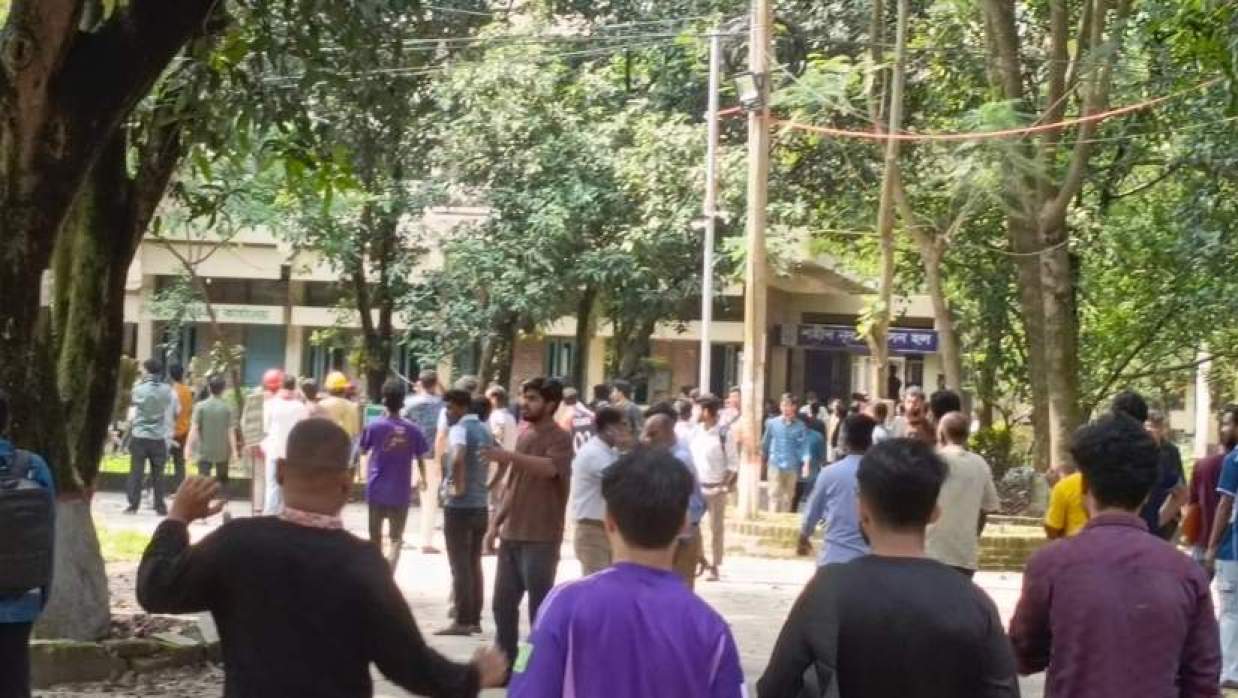দুই আবাসিক হলের শিক্ষার্থীদের মধ্যে সংঘর্ষ