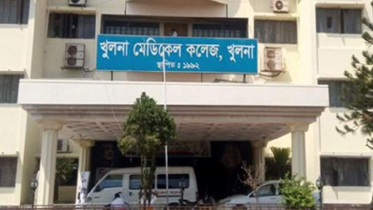 আহতদের খুলনা মেডিকেল কলেজ হাসপাতালে ভর্তি করা হয়েছে
