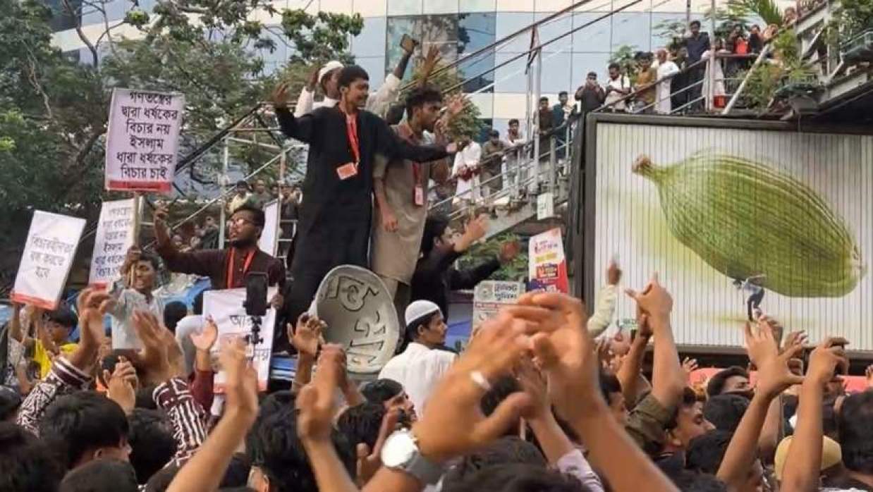 রামিসা হত্যার দ্রুত বিচার দাবিতে মিরপুরে প্ল্যাকার্ড হাতে সাধরণ জনতা