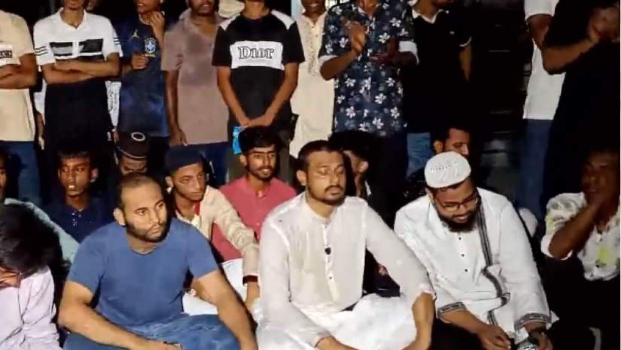 থানার সামনে অবস্থান নিয়েছেন নাসীরুদ্দীন পাটওয়ারী 