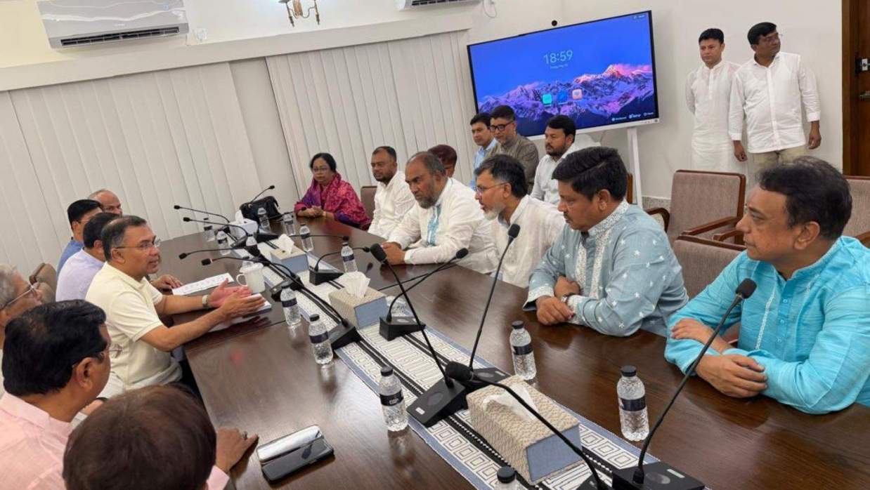 গুলশানের বিএনপি চেয়ারম্যানের কার্যালয়ে সিটি কর্পোরেশনের প্রশাসকদের সঙ্গে বৈঠকে প্রধানমন্ত্রী তারেক রহমান