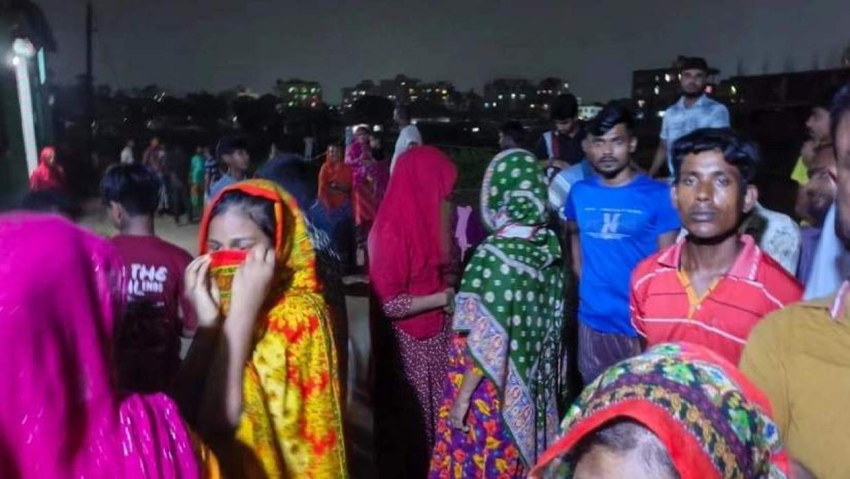 কোনাবাড়ীতে নারীর মরদেহ উদ্ধারের পর ঘটনাস্থলে মানুষের ভিড়