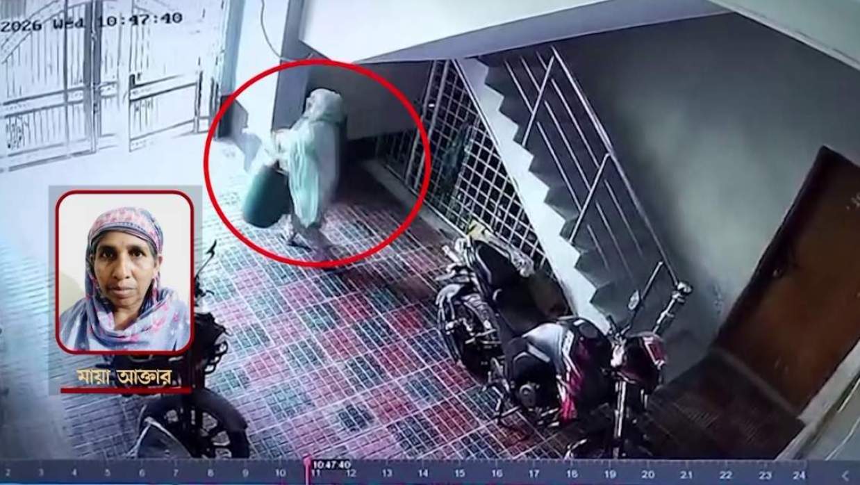শিশু রিফাত হত্যা করে ড্রামে ভরে নিয়ে যাচ্ছেন অভিযুক্ত মায়া