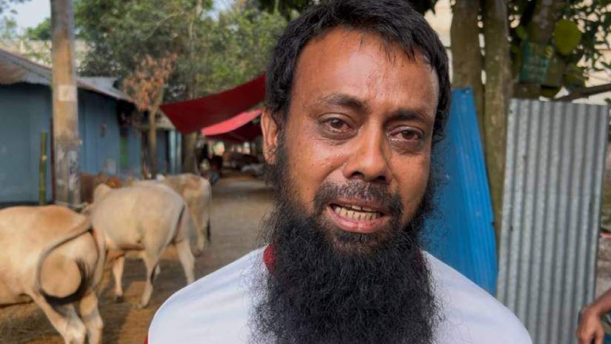 ক্ষতিগ্রস্ত গরু ব্যবসায়ী দেলোয়ার হোসেন