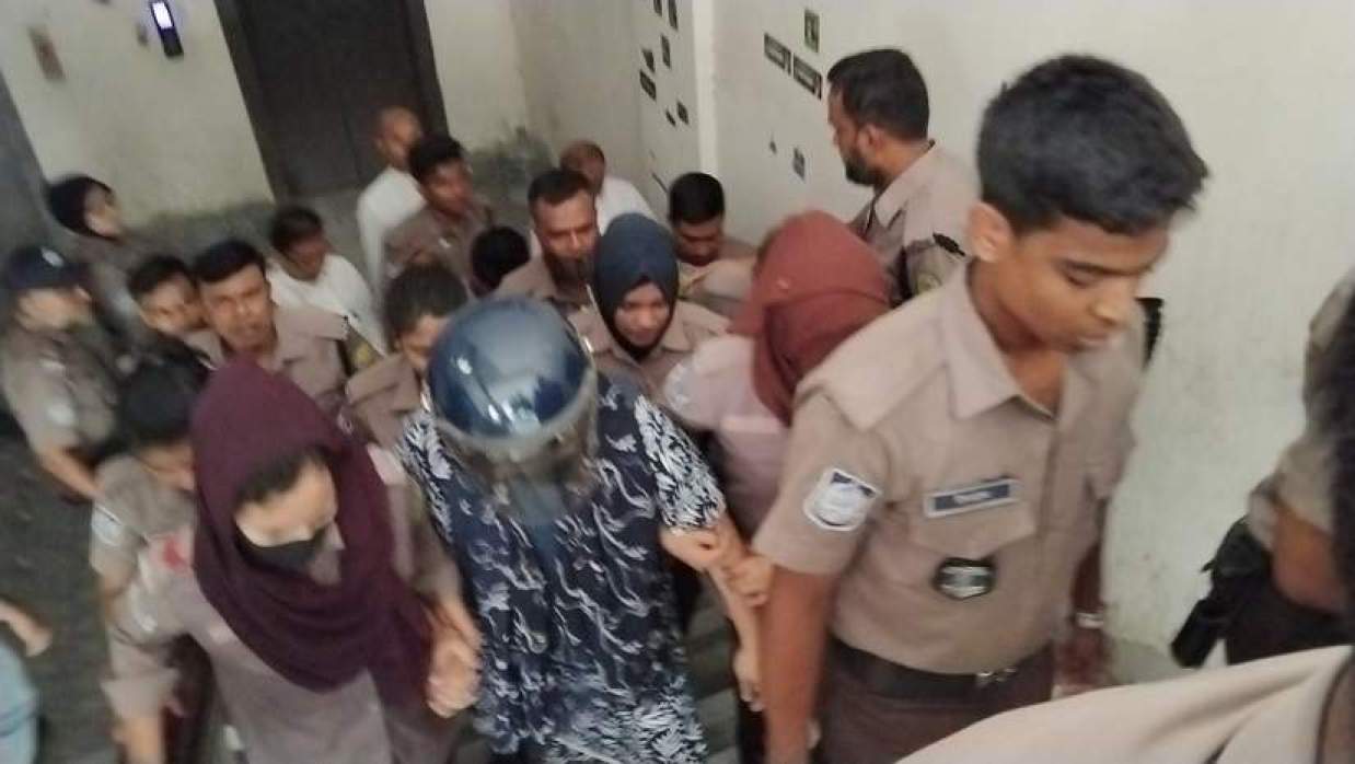 শীর্ষ সন্ত্রাসী সুব্রত বাইনের মেয়ে খাদিজা ইয়াসমিন বিথিকে আদালত থেকে নিয়ে যাচ্ছে পুলিশ