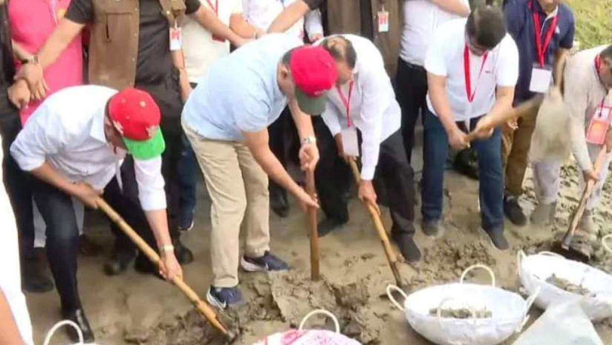 নিজে মাটি কেটে খাল খনন কাজের উদ্বোধন করেন প্রধানমন্ত্রী তারেক রহমান