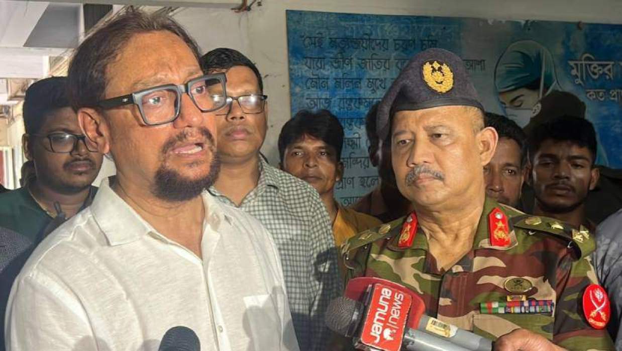 সাংবাদিকদের সঙ্গে কথা বলছেন চট্টগ্রাম সিটি মেয়র ডা. শাহাদত হোসেন