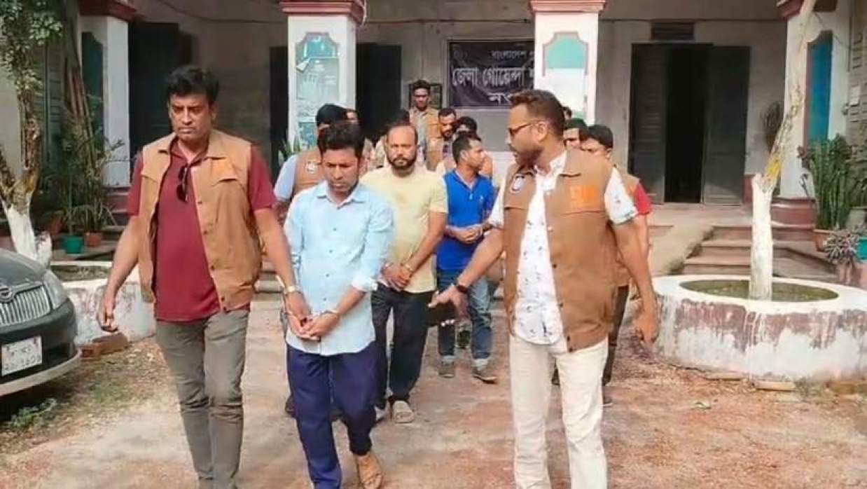 খড়ের পালা থেকে উদ্ধার আদালতের চুরি হওয়া নথি, গ্রেপ্তার ৪ 