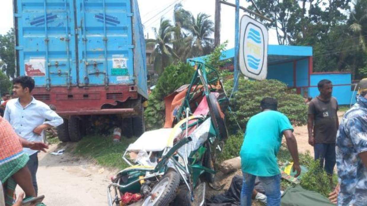 ভারী যানের সঙ্গে সংঘর্ষে দুমড়েমুচড়ে যাওয়া ইজিবাইক