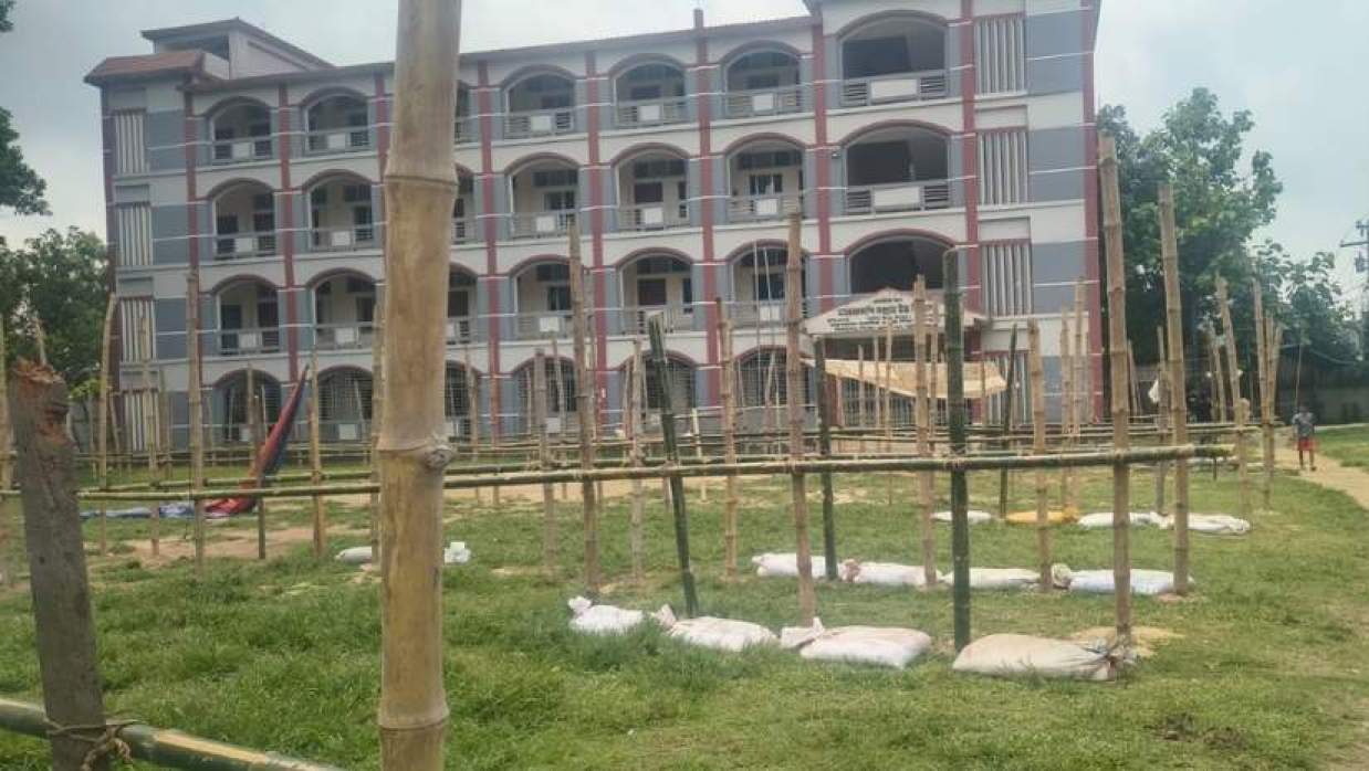 বিদ্যালয়ের মাঠে পশুর হাটের আয়োজন