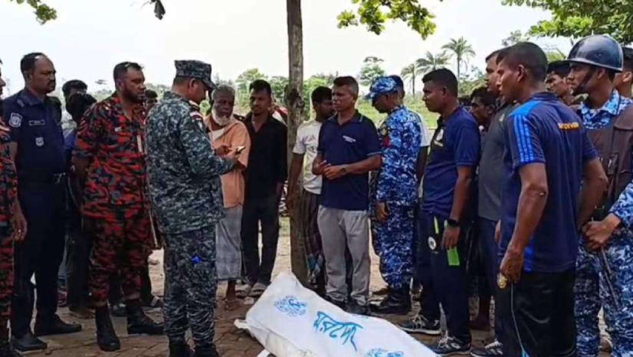 মরদেহ ঘিরে আইনশৃঙ্খলা বাহিনীর সদস্যরা