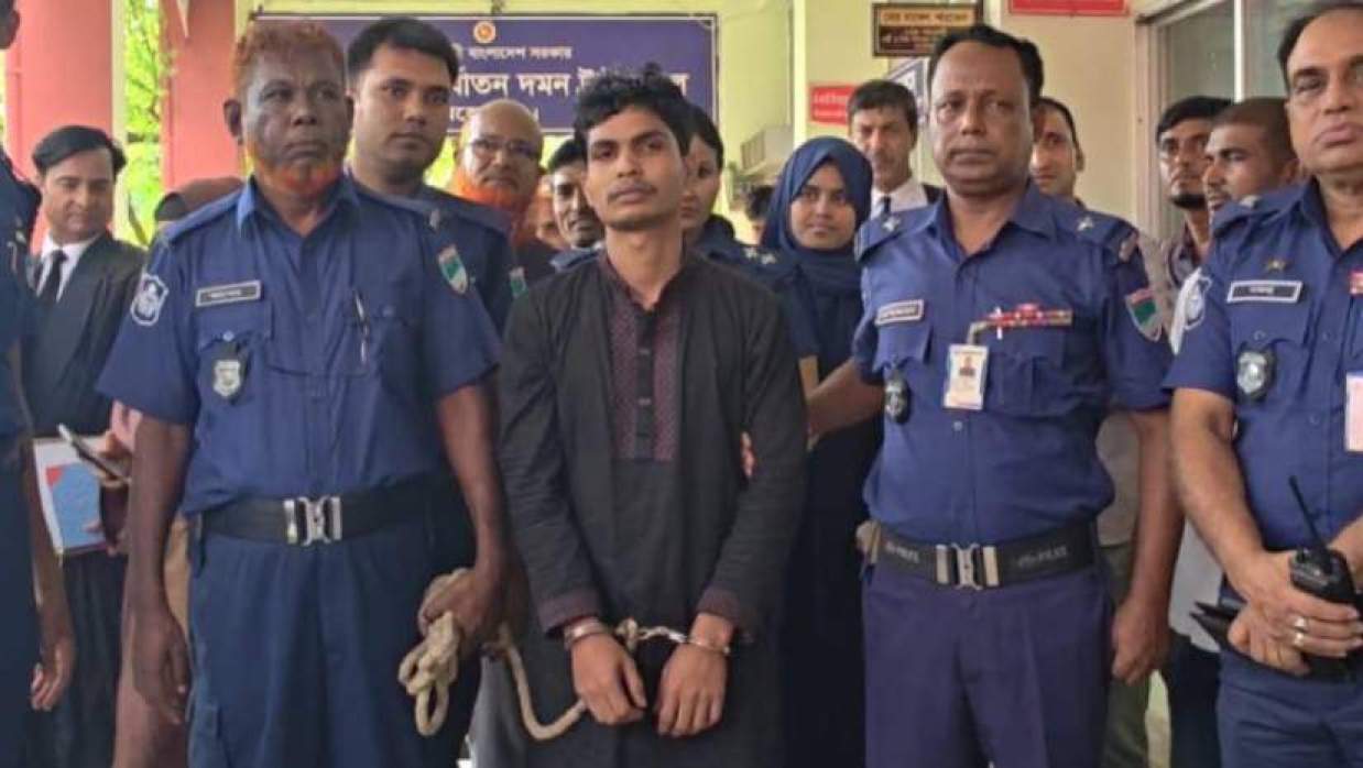 দণ্ডপ্রাপ্ত শাকিল হোসেন (মাঝে)