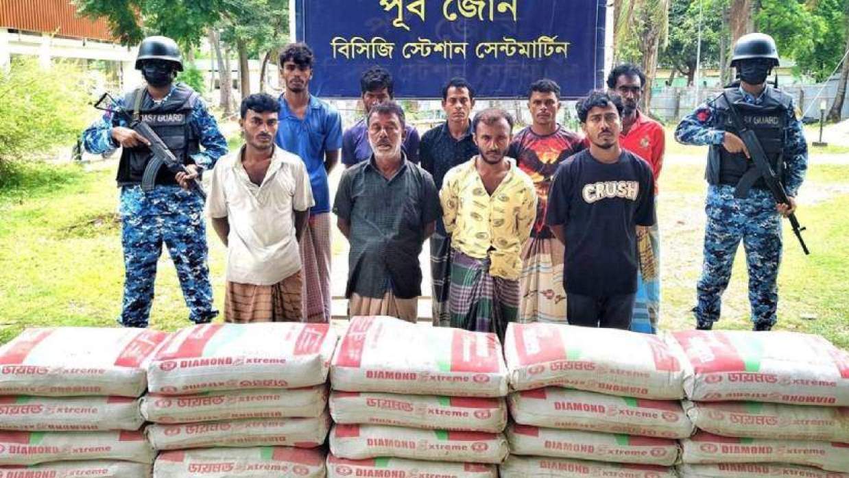 পাচারের সময় সিমেন্টে বস্তা আটক ব্যক্তিরা