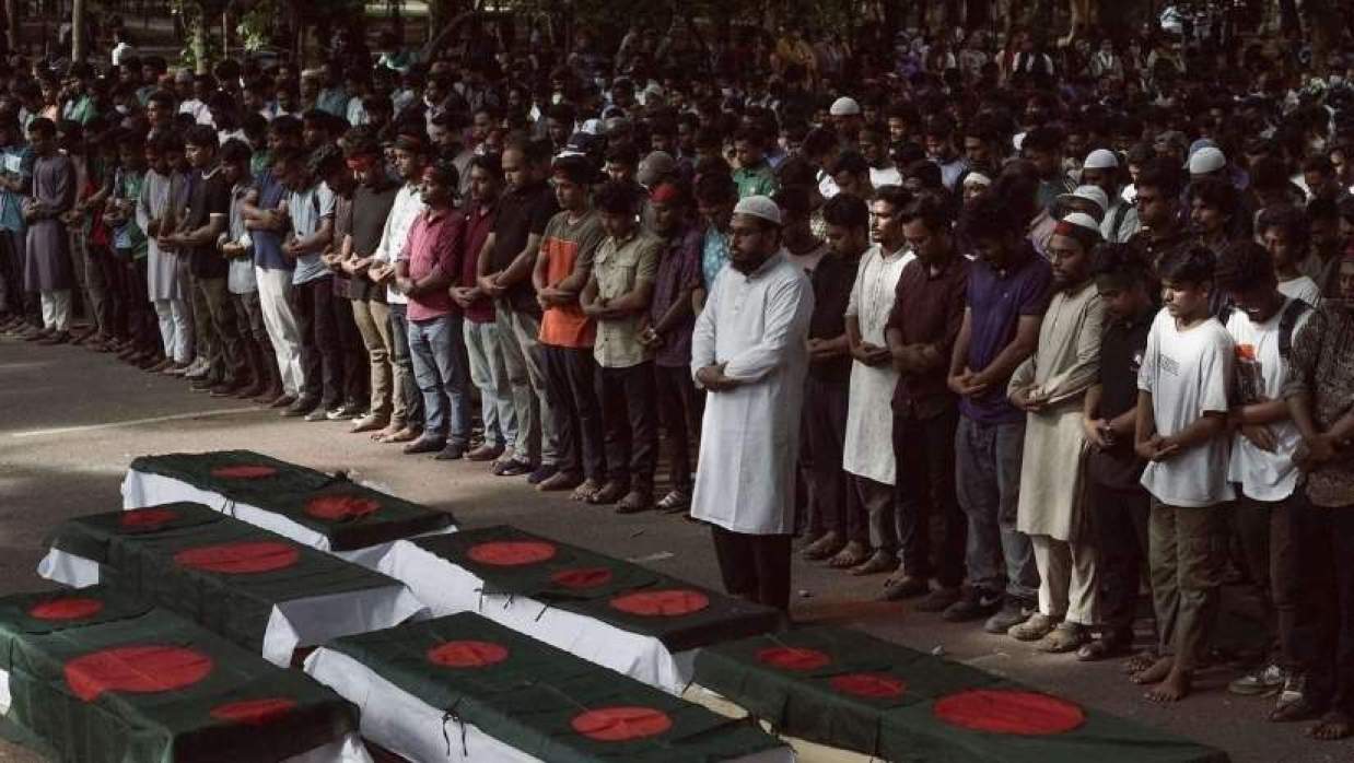  ২৪ সালের ১৭ জুলাই অনুষ্ঠিত সারাদেশে নিহতদের মাগফেরাত কামনায় ঢাবির ভিসি চত্বরে পুলিশের বাধা অতিক্রম করে গায়েবানা জানাজা