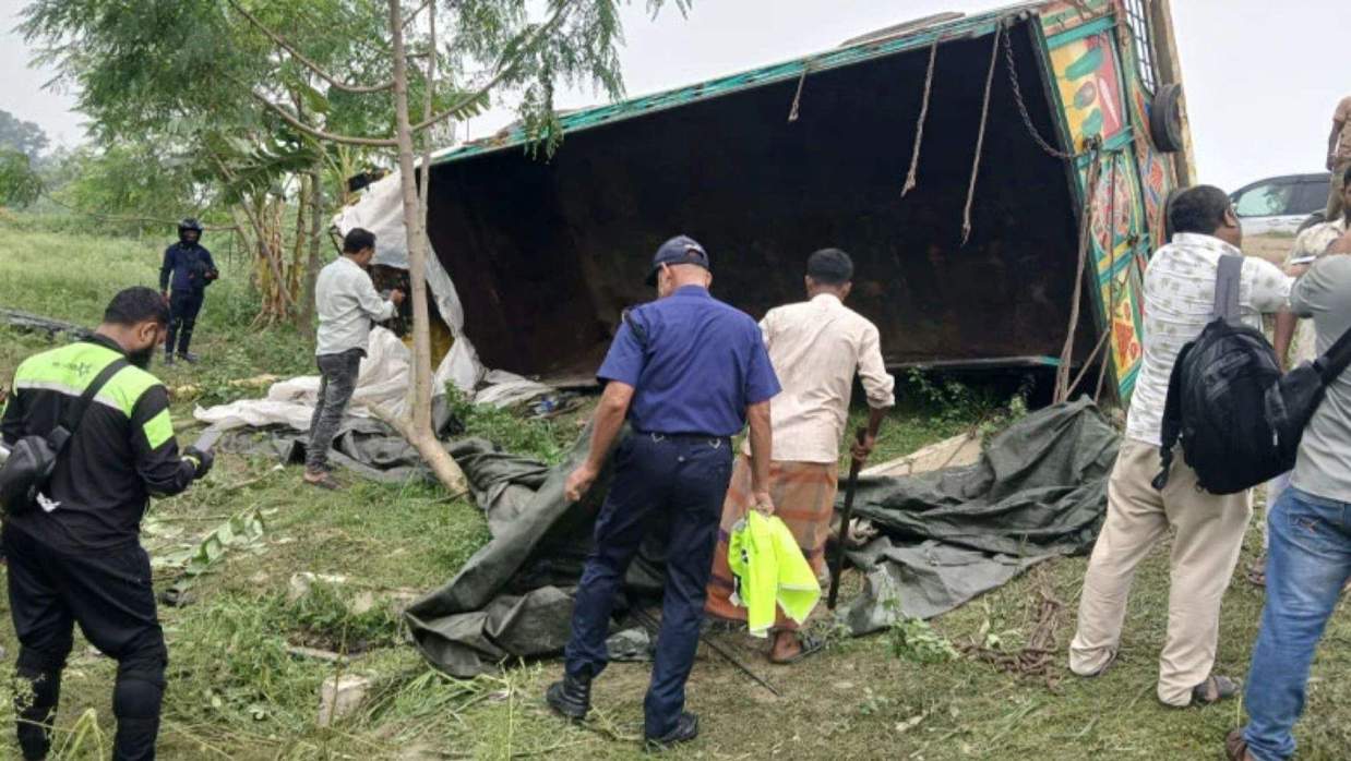 ট্রাক উল্টে নিহতদের উদ্ধার করছে পুলিশ