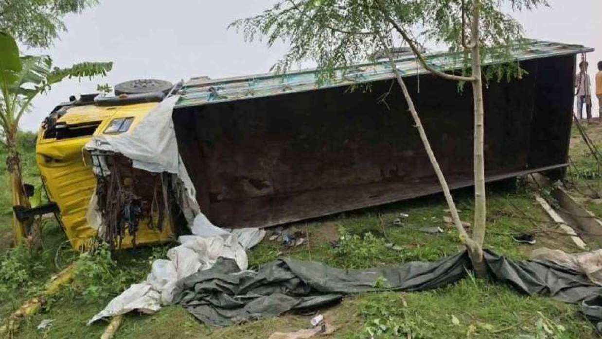 দুর্ঘটনাকবলিত ট্রাক