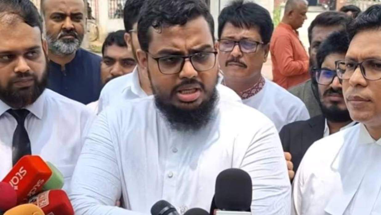 সাংবাদিকদের সঙ্গে কথা বলছেন তারেক রেজা