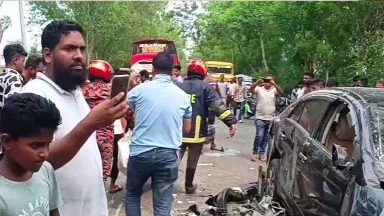 গোপালগঞ্জে বাস-মাইক্রোবাস-প্রাইভেটকারের ত্রিমুখী সংঘর্ষের ঘটনা ঘটে