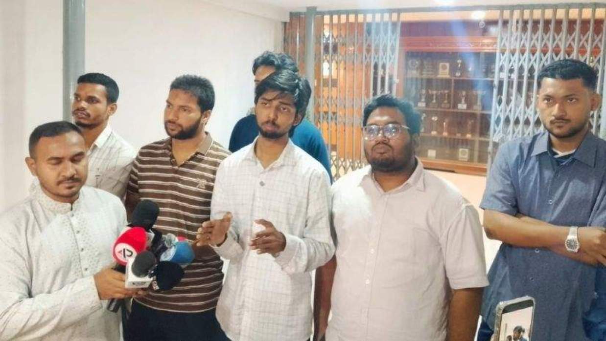 ডাকসু নেতারা কথা বলছেন