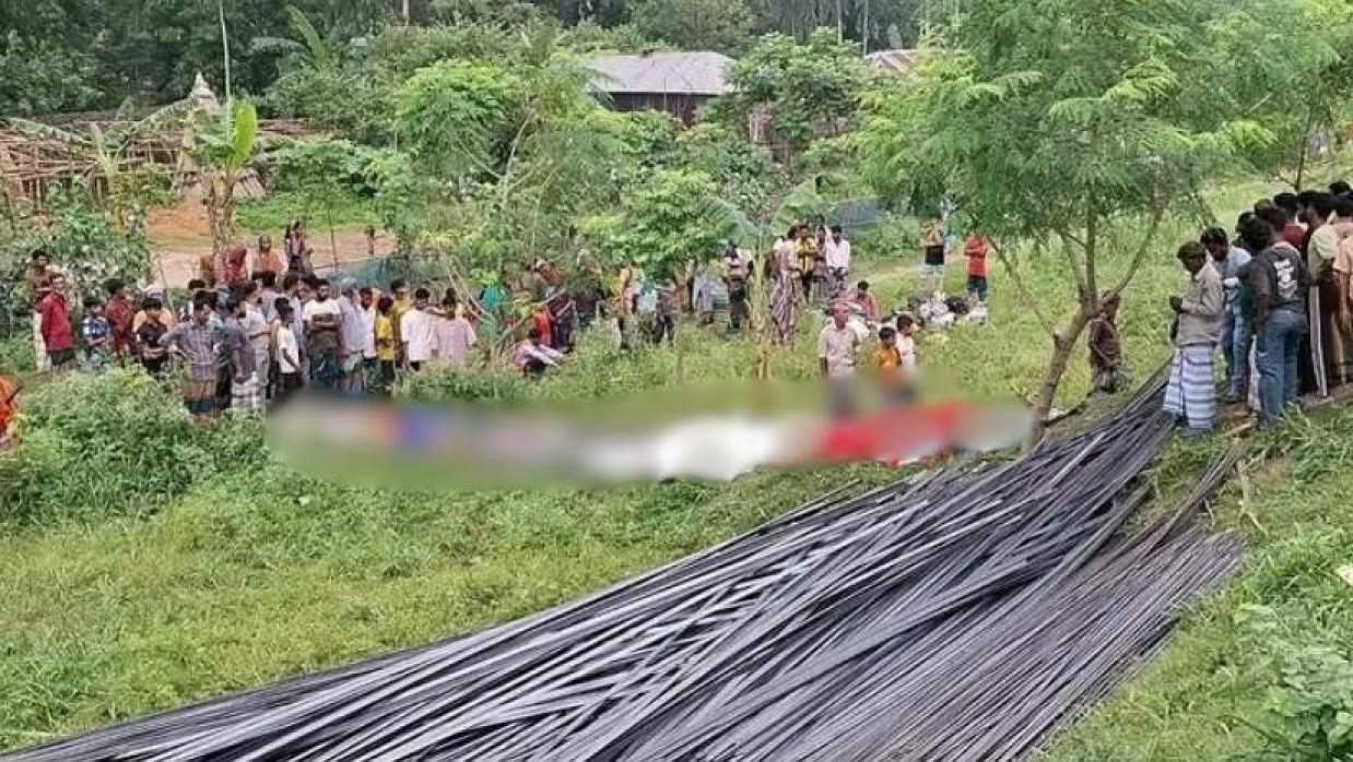 দুর্ঘটনাস্থলে জনতার ভিড়